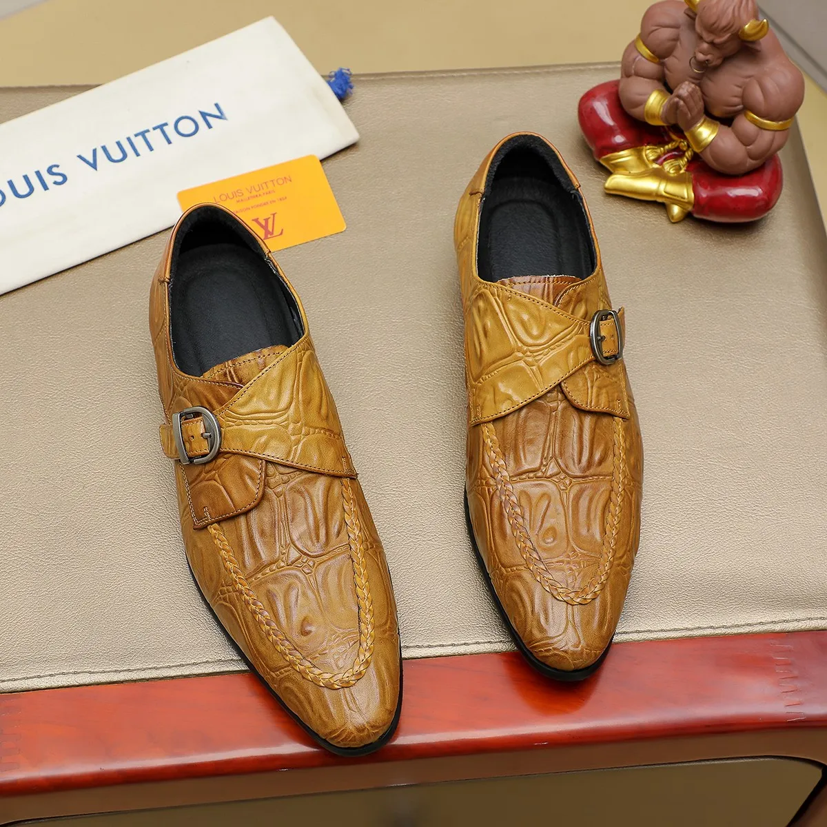 Men's shoes 💰540 💰 Louis Vuitton LV ® Autumn and Winter 🆕 models 🔛Full shoe counter First layer cowhide, 🐂leather lining casual shoes for men, super soft outsole, essential for driving. Counter synchronized original first layer cowhide completely 1:1 mold customization 🌹Top version, 2 colors optional! Number: 38-45 (37.46. Customized)